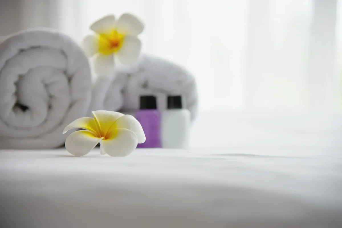 What are the benefits of using a bath pillow?