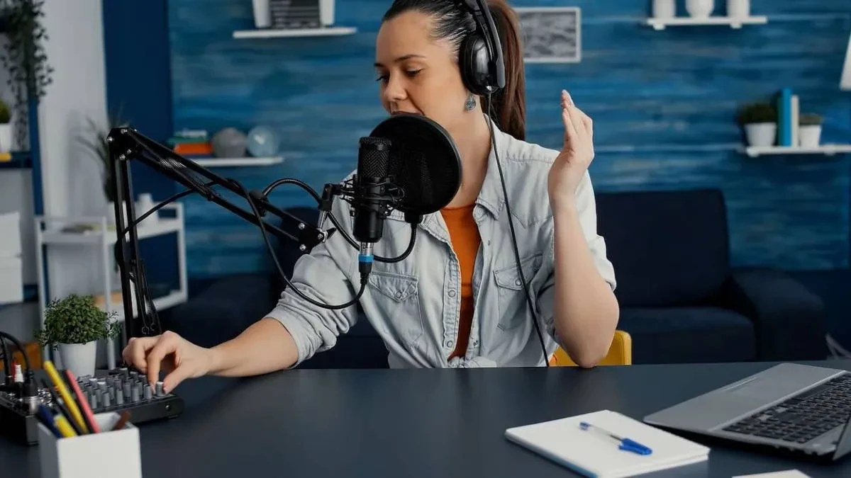 women listening podcast