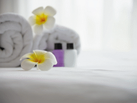What are the benefits of using a bath pillow?